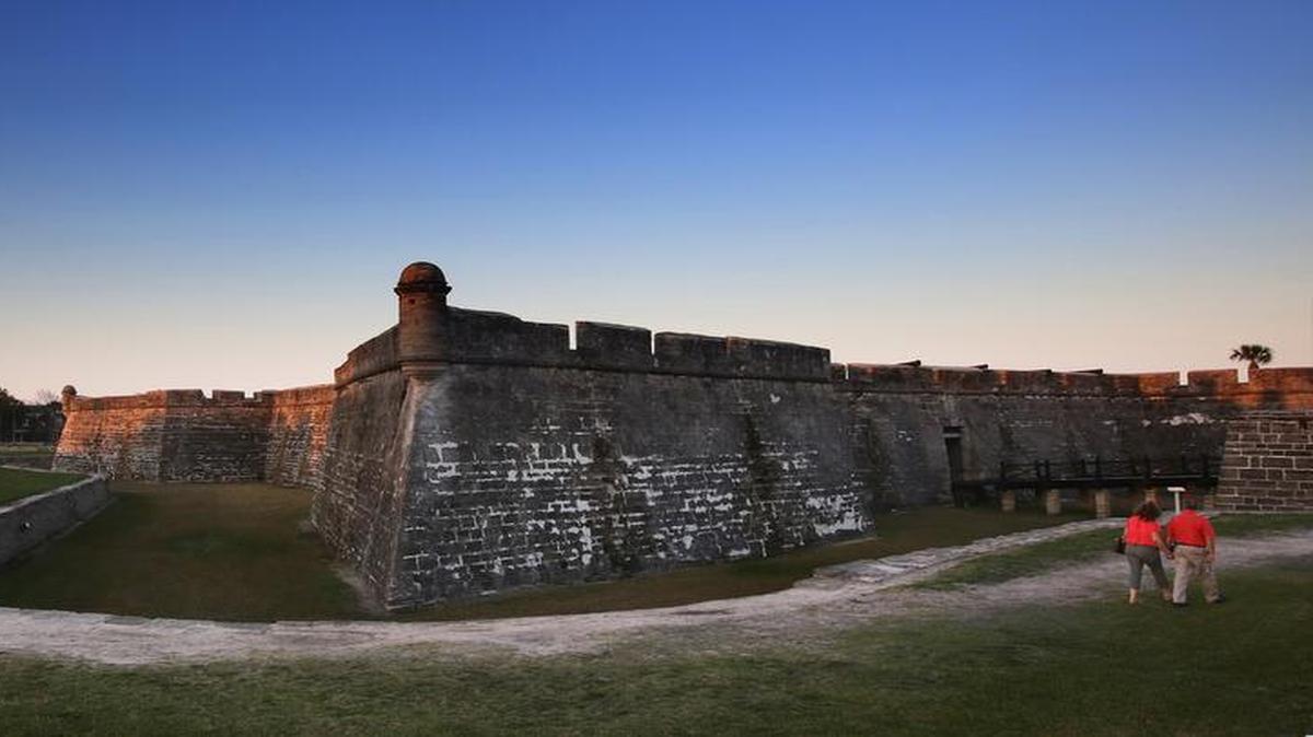 El Castillo de San Marcos, el antiguo fuerte, se muestra al atardecer el 25 de febrero de 2014 en St. Augustine, Florida.