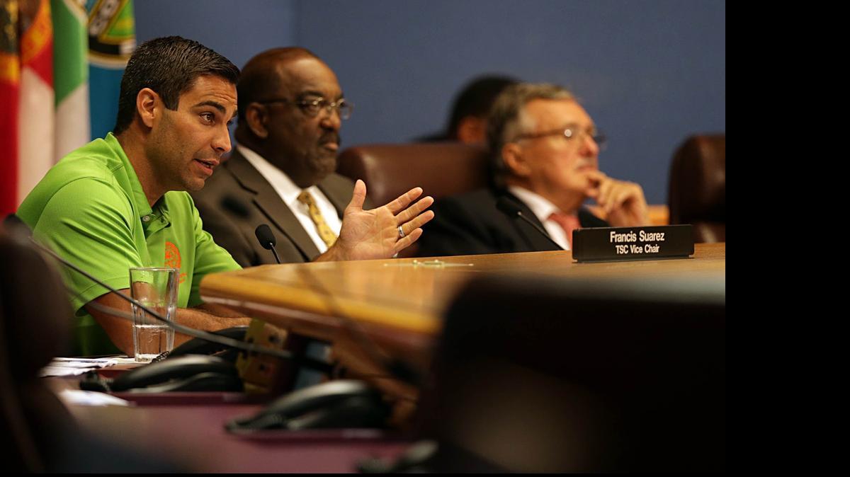 
El comisionado de la ciudad de Miami Francis Suárez (izq.), el comisionado de Miami-Dade Dennis C. Moss y el miembro de la Autoridad de Autopistas de Miami-Dade (MDX), Maurice Ferré, solicitan estadísticas sobre el transporte durante una reunión de un comité especial de la Organización de Planificación Metropolitana (MPO), que aprueba los proyectos de transporte en el condado.
