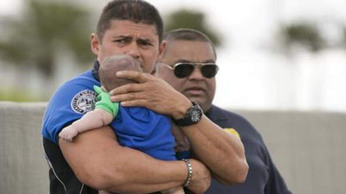 
El oficial Amauris Bastidas, de Sweetwater, vigila y espera la llegada de los paramédicos después de ayudar a un bebé de cinco meses, que dejó de respirar. La tía del bebé le practicó reanimación cardiopulmonar, a un lado de la carretera estatal 836, al este de la avenida 57, el 20 de febrero del 2014.
