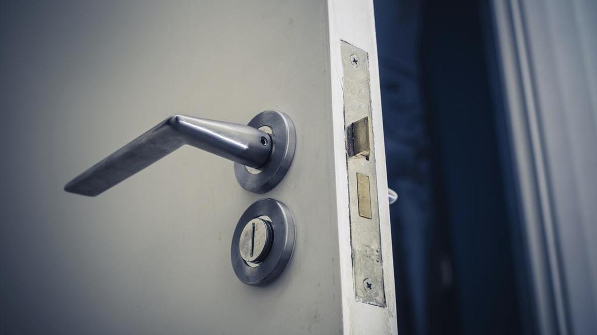 
La policía ha arrestado a cinco personas acusadas de trabajar para una organización criminal internacional de robo a viviendas que se dedicaba a robar condominios de lujo en todo el sur de la Florida.

