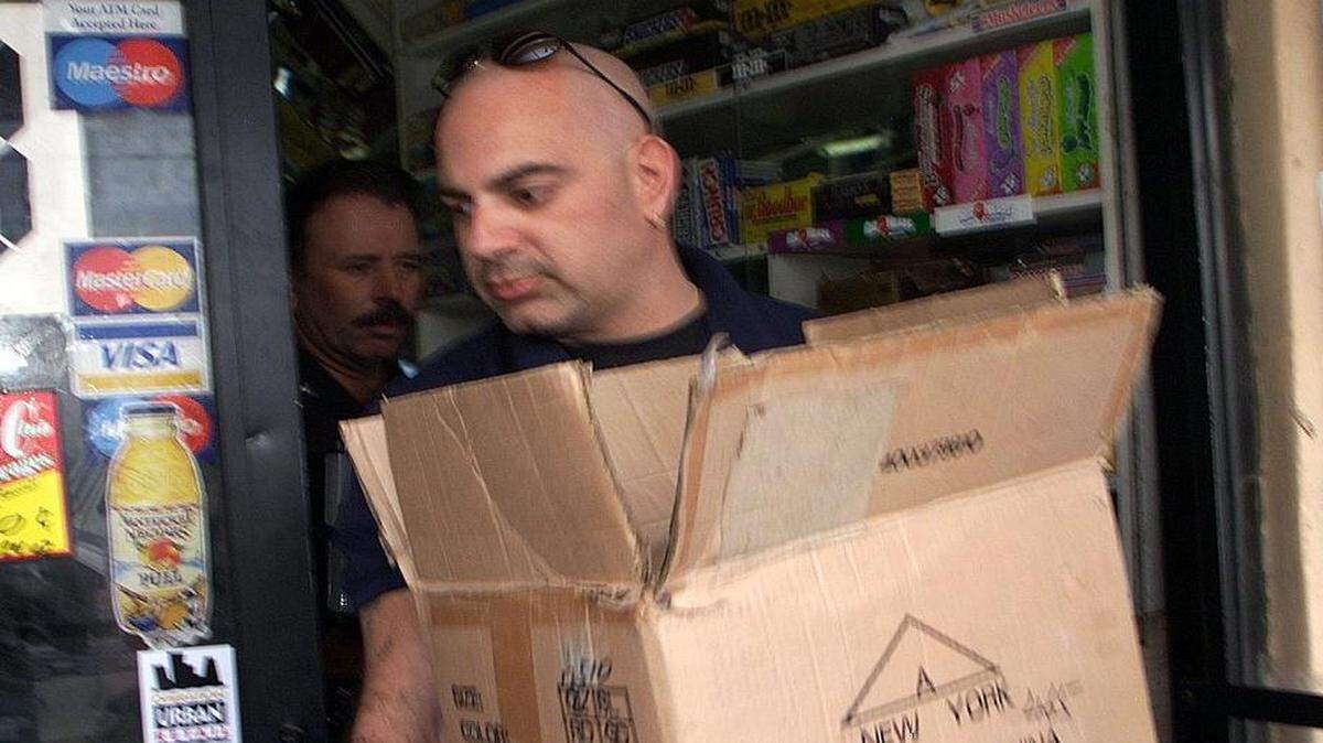 
Un agente de la Policía de Miami sale de uno de los comercios en La Pequeña Habana donde se hicieron allanamientos en el 2003.


