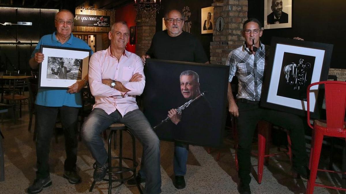 
Ricardo Oramas (segundo a la izq.) junto a los fotógrafos (de izq. a der.) Iván Cañas, Alberto Romeu y Delio Regueral, en Habana 305, donde se expone ‘La Habana, Miami y La música’.
