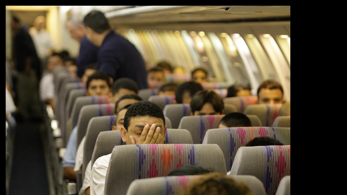 
Unos 100 hondureños a bordo de un vuelo organizado por la Policía de Inmigración y Aduanas (ICE) que los transportó para su deportación desde San Antonio, Texas, a San Pedro Sula, en Honduras, en octubre del 2008.


