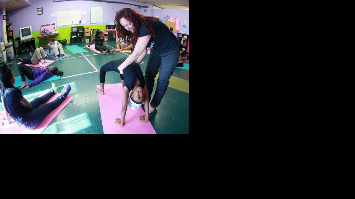 
“Es increíble ver cómo te miran una vez que terminan la clase de yoga, esa mirada de paz y tranquilidad que muchas experimentan por primera vez”, dijo Jodi Weiner, directora ejecutiva de Yoga Gansgters. 


