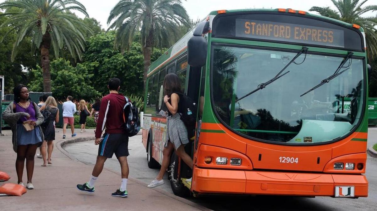 Estudiantes de la Universidad de Miami utilizan uno de los autobuses del recinto escolar en Coral Gables. Foto de archivo.