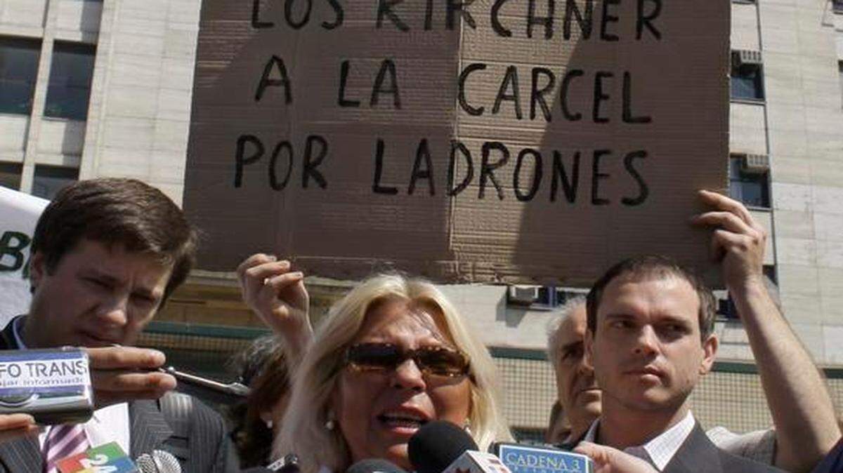 
La dirigente opositora argentina Elisa Carrió habla con periodistas en Buenos Aires en noviembre del 2008.
