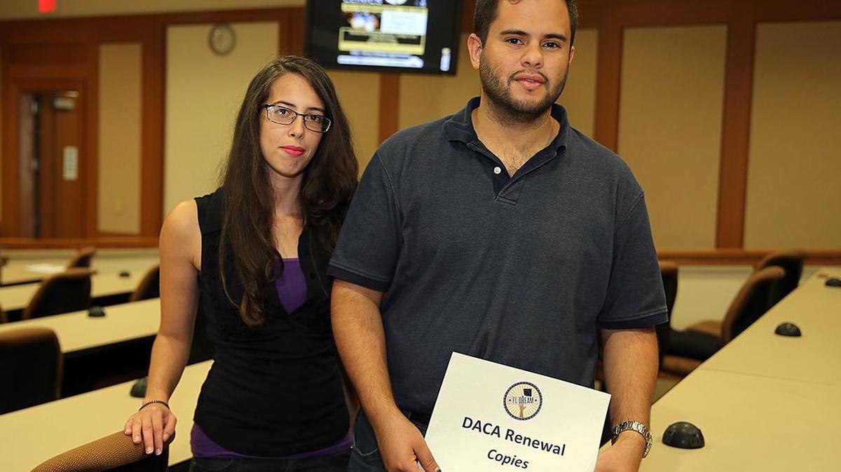 
La estudiante de Leyes y voluntaria, Joanis Ruiz, y José Díaz, director de FLDream, esperan por la llegada de los participantes del taller de DACA en FIU.

