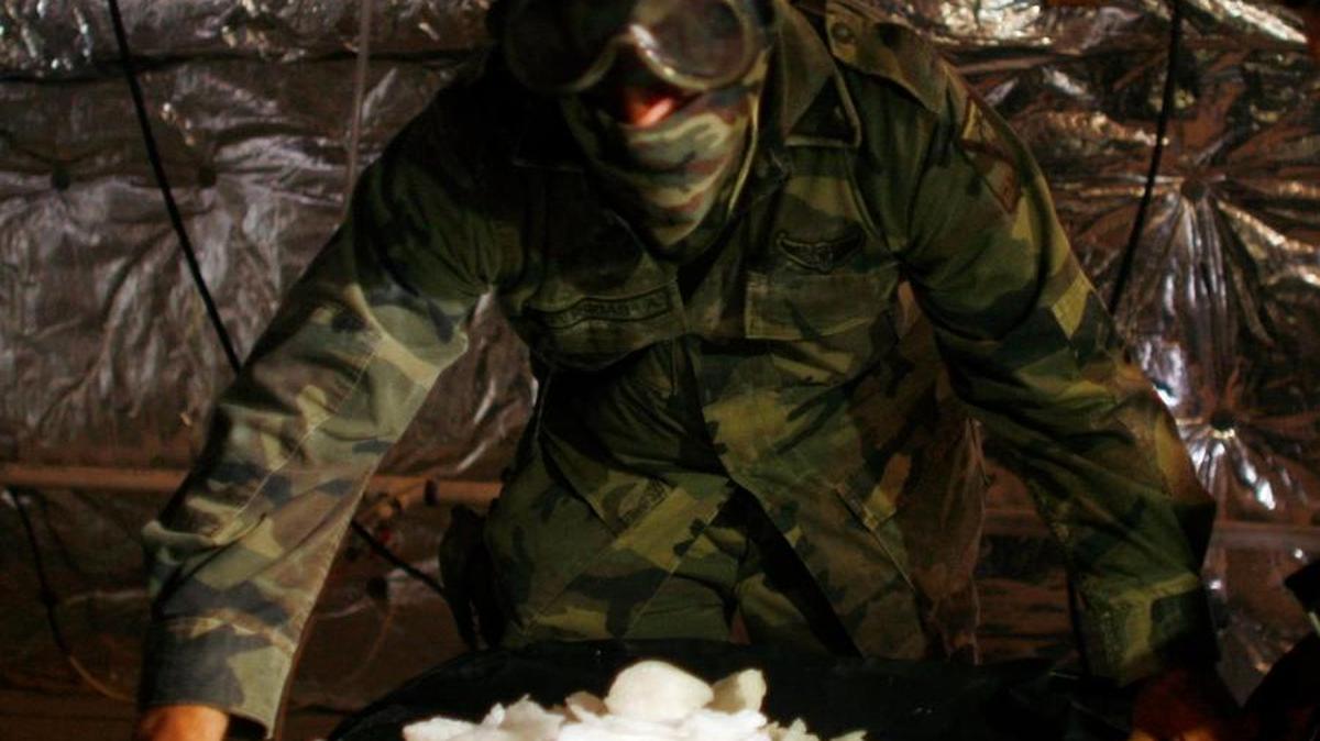 Un soldado del Ejército mexicano carga una bolsa llena de metanfetamina cristalizada en un laboratorio, presuntamente del cartel de drogas de Sinaloa. La droga fue ubicada en el pueblo de Tamasula, en el estado de Durango. Foto de archivo.