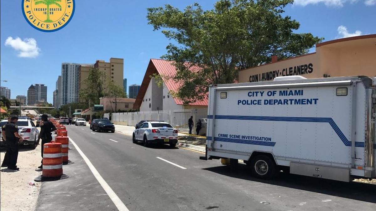 Agentes de la policía de Miami presentes en 698 W de la Calle Flagler donde murió un hombre que había sido detenido.