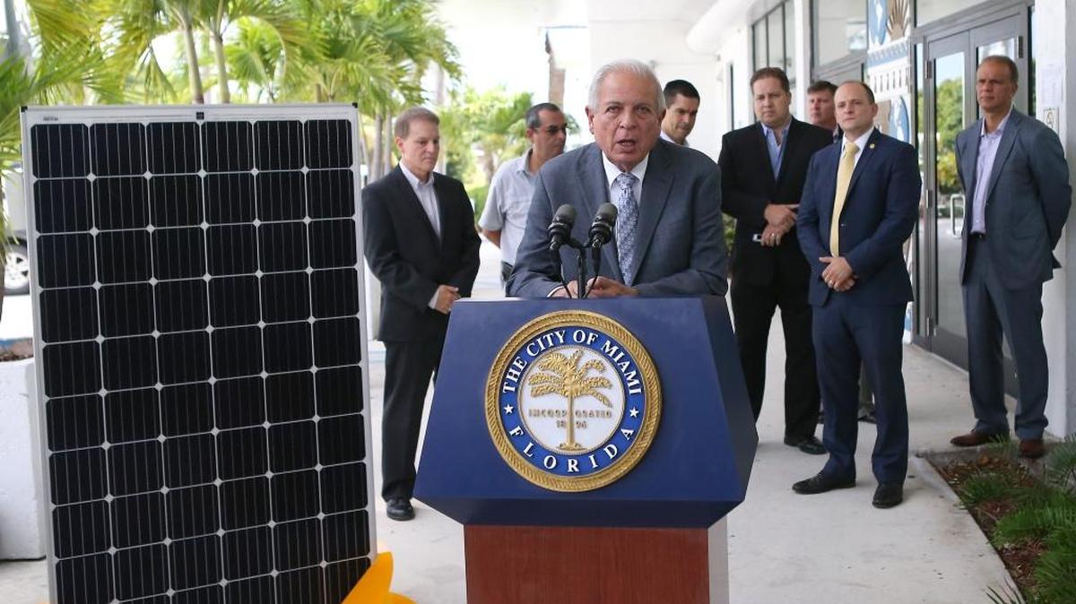 Tomas Regalado, alcalde de la ciudad de Miami habla en una rueda de prensa que se realizó el miércoles en apoyo a la Enmienda número 4 que permitiría que los dispositivos de energía renovable estén exentos de pagar ciertos impuestos a la propiedad.