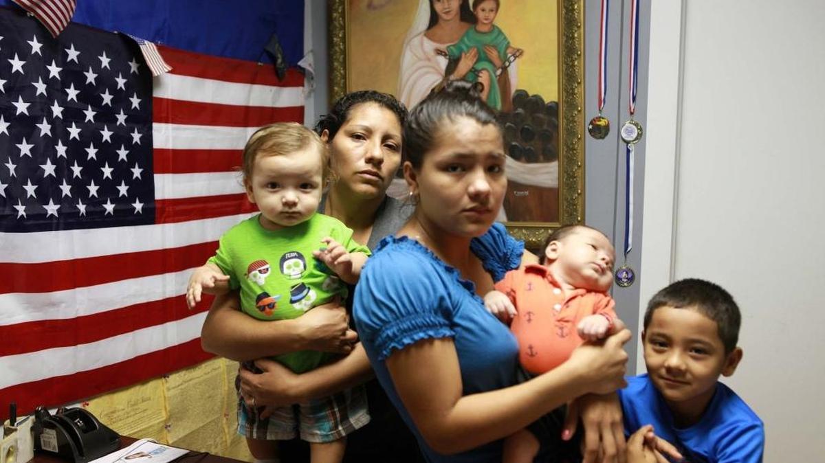 Blanca Onelia , izquierda, con su hijo Justin, de 10 meses. Al centro, su hija Cindy Melissa, de 15 años carga a su bebé Angel. A la derecha, Angel Danieri, de 7.