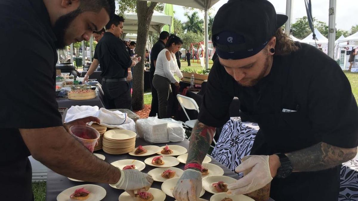 Erickson Molina y Kevin Trent en pleno trabajo en el kiosco de Wynwood Kitchen & Bar, en el festival gastronómico de Doral.
