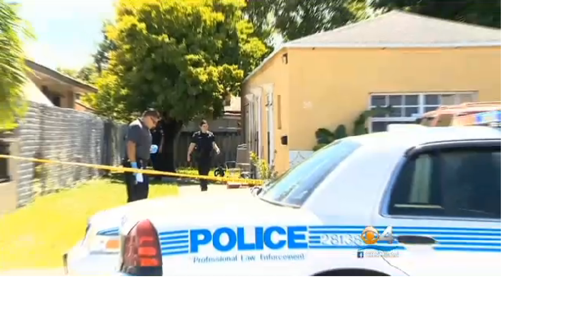 La policía de Miami investiga la escena del incidente, donde una madre apuñalo a su hija de 18 años.