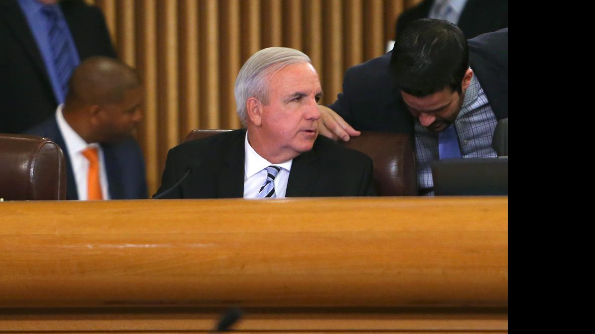 
El alcalde del Condado, Carlos Giménez, durante la reunión de la comisión. 
