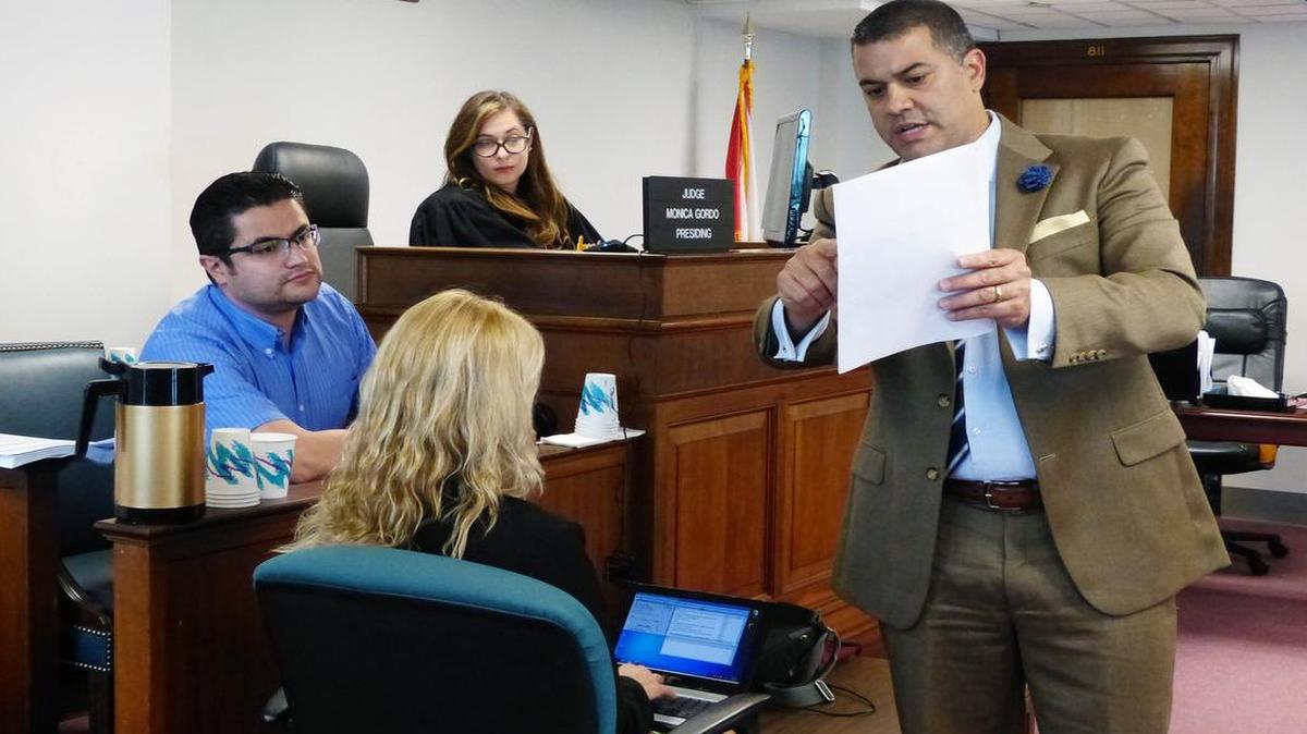 
El abogado Omar Ortega, que representa a Caribevisión, interroga a Simon Bolívar (izq) de América Tevé, al que acusó de haber hackeado la computadora del interventor Pedro Roig, designado por la Corte. La audiencia la presidió la jueza Mónica Gordo.
