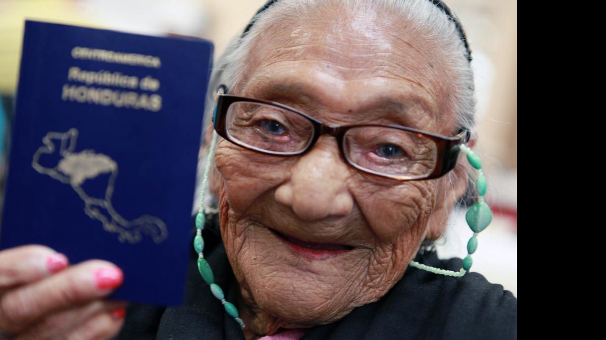 
Juana Hernández, de 101 años, muestra su pasaporte hondureño. Ella acudió el sábado, a la Campaña para Nuevos Américanos en la Universidad St. Thomas, para que la ayudaran a llenar el formulario.
