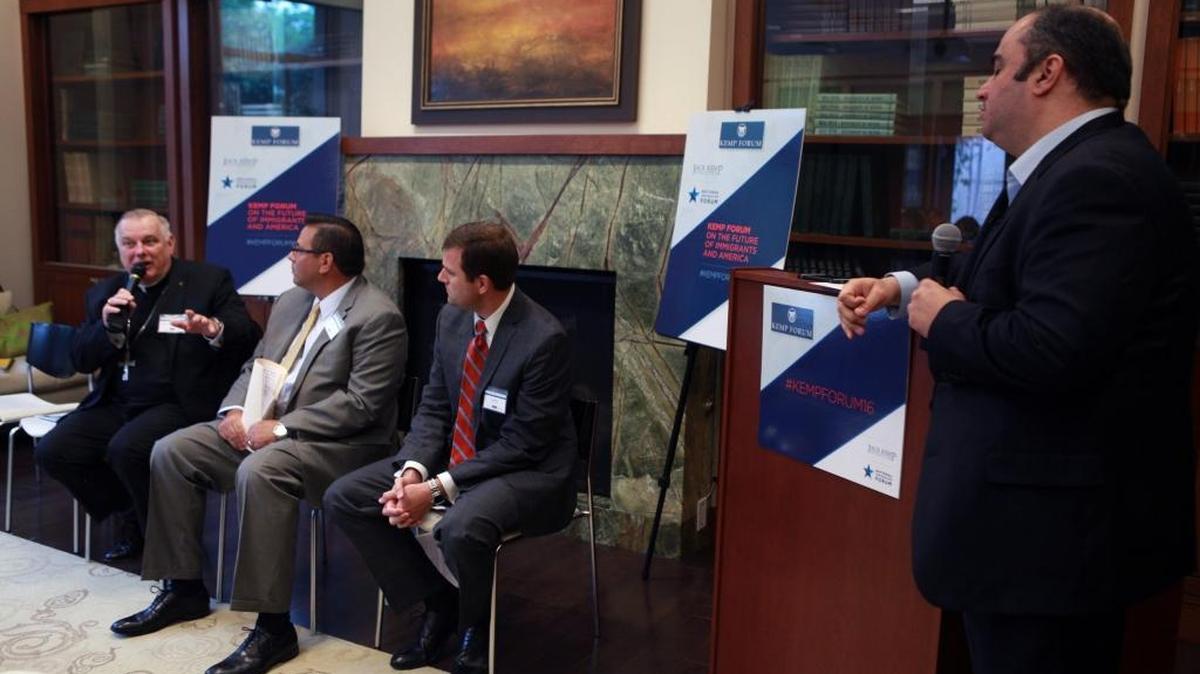 De izquierda a derecha el arzobispo de Miami, Thomas Wesnki; el presidente de la Cámara de Comercio Hispana de Florida, Julio Fuentes y Ken Barbic, director de asuntos federales de Western Growers.