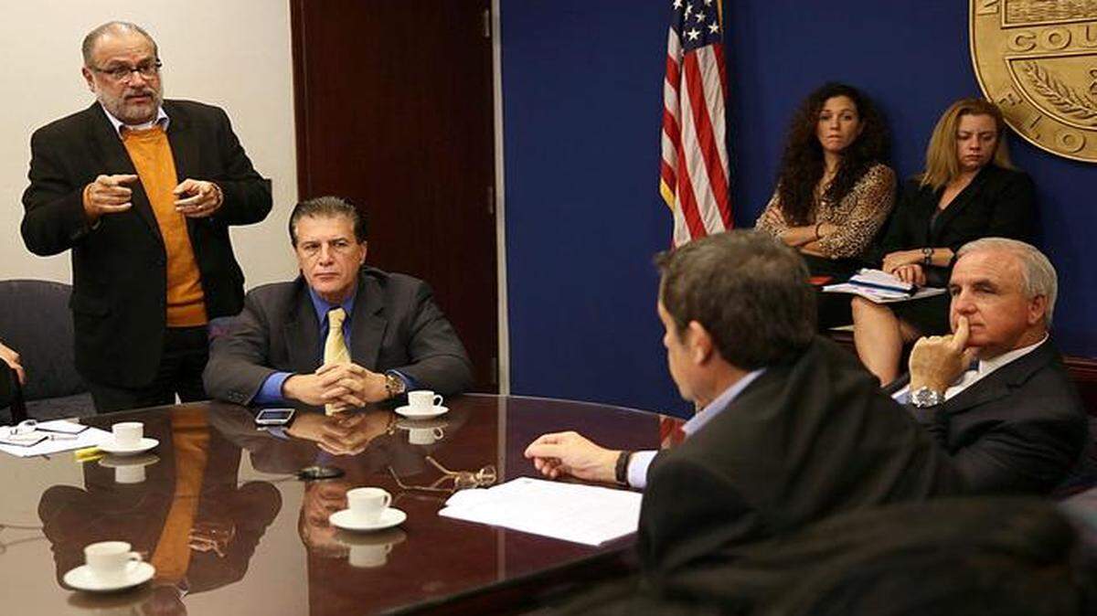 
El director de Obras Públicas de Hialeah, Armando Vidal (izq.), el alcalde de Hialeah, Carlos Hernández, el alcalde del condado Miami-Dade, Carlos Giménez (der.), y el comisionado condal José “Pepe” Díaz (de espaldas), durante una reunión el 20 de noviembre del 2014 para discutir el estado de la planta de agua de Hialeah.
