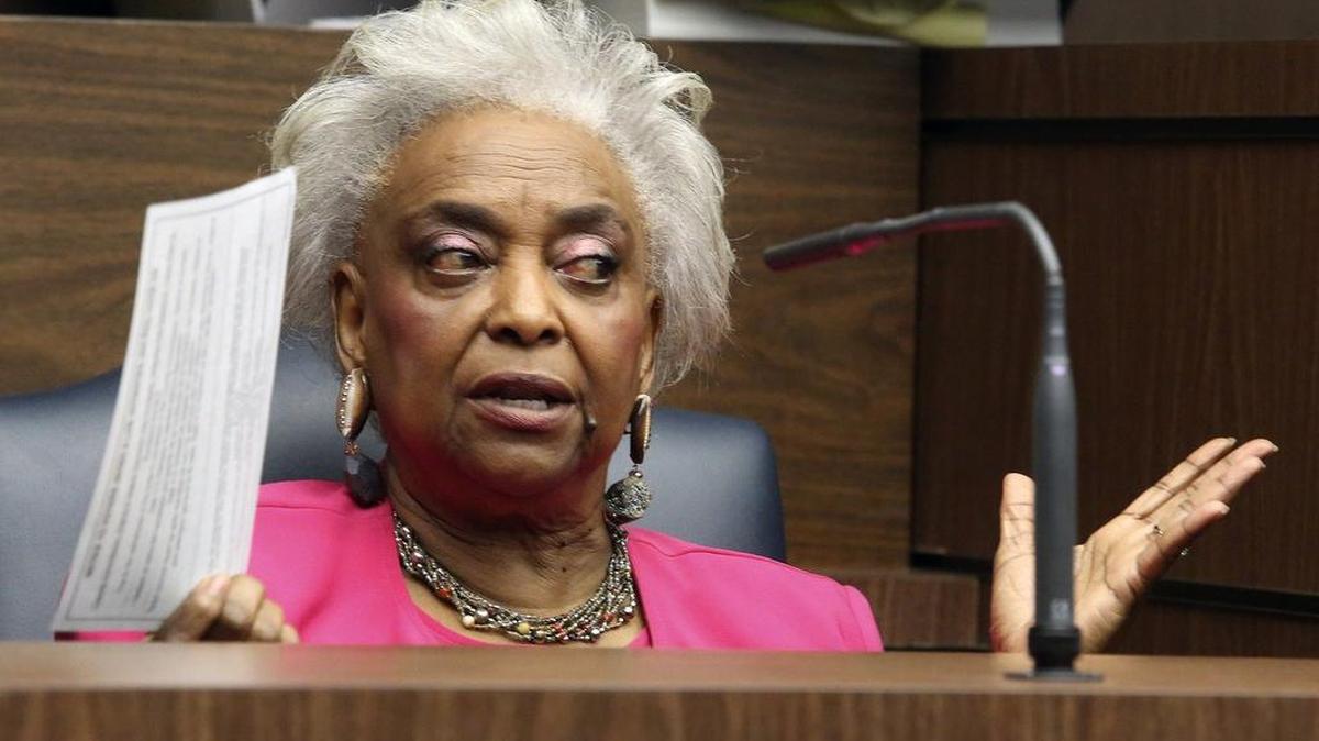 Brenda Snipes, supervisora de elecciones del Condado Broward, testifica durante el caso de boletas electorales que omitieron la enmienda 2 sobre la marihuana medicinal, el 27 de octubre en Fort Lauderdale, Florida.