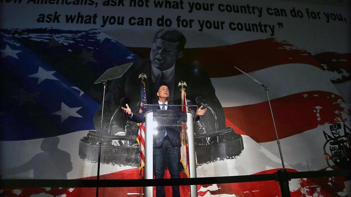 El alcalde de Miami Beach, Philip Levine, anunció el miércoles su candidatura para la gobernación de Florida, lo que le convierte en el cuarto demócrata que aspira a este cargo.