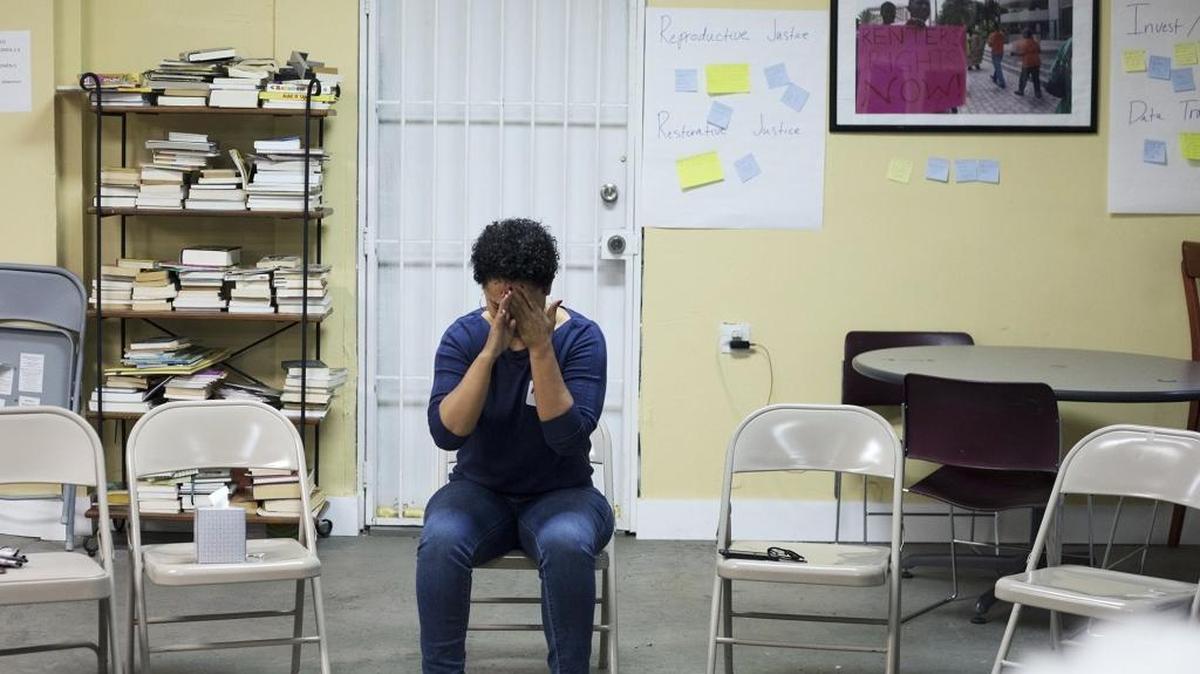 Marcia Olivo, del Centro de Trabajadores de Miami, en la reunión donde las mujeres hablaron sobre sus experiencias con el acoso y la violencia sexual el martes 12 de diciembre.