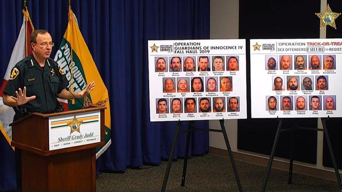El sheriff del condado Polk, Grady Judd anuncia los resultados de una operación para proteger a los niños de los depredadores sexuales.