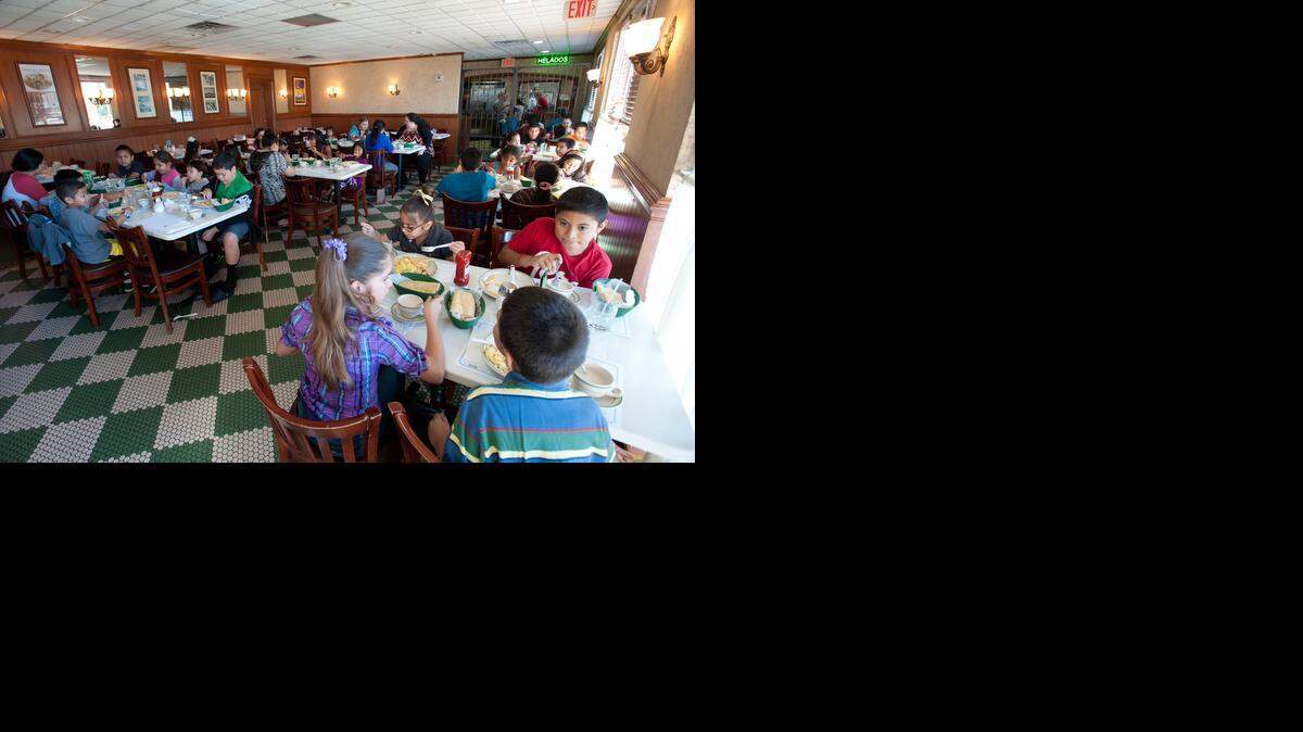 
Los niños también atienden las reuniones en el restaurante Versailles, mientras sus padre se reúnen en la actividad llamada ‘Cafecito entre padres’. 
