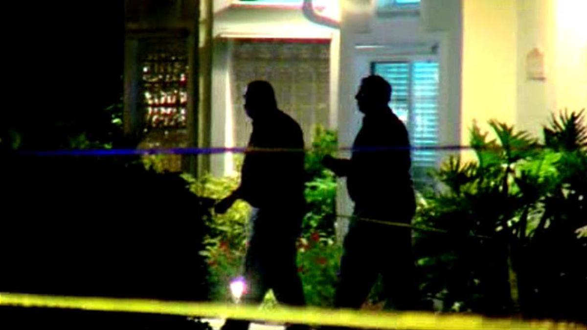Agentes policiales investigan la muerte de una pareja en el Condado Martin. El atacante fue encontrado mordiéndole la cara al hombre.
