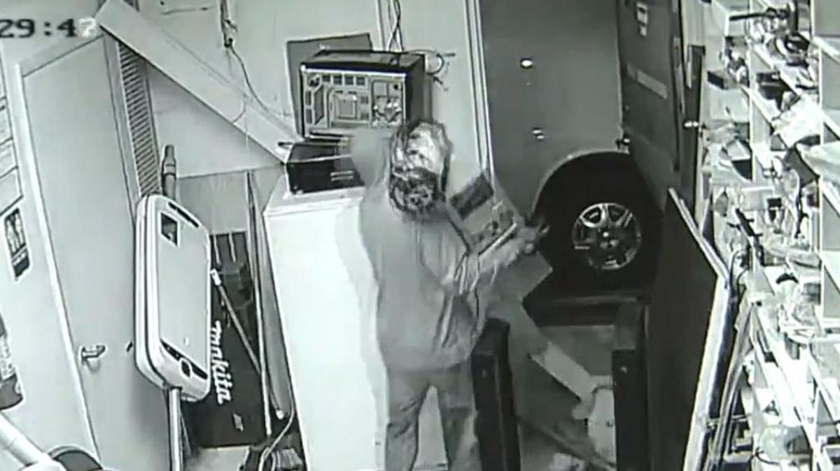 Dos grupos distintos de ladrones robaron separadamente la tienda Electronic Storm en el condado Miami-Dade.