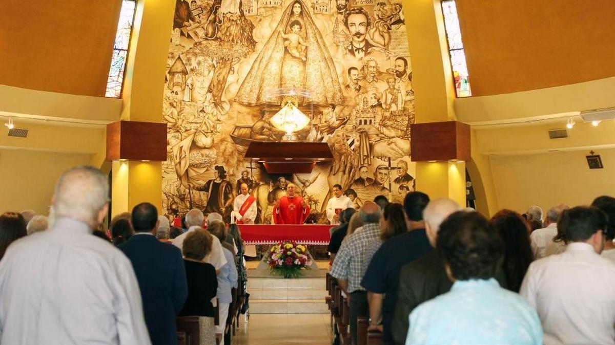 El Padre Juan Rumin Domínguez celebra una misa en la Ermita de la Caridad , conmemorativa por los 500 años de Santiago de Cuba el sábado, 25 de julio del 2015.