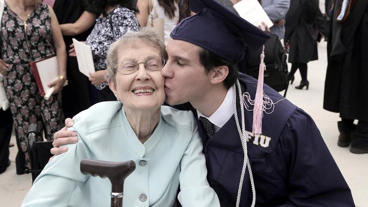Edgar Sanfeliz-Botta besa a Roberta David después de la graduación del miércoles.