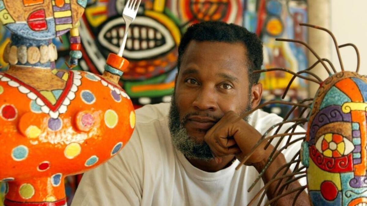 Gregory Hubbard con una muestra de sus esculturas en una galería de Wellington, Palm Beach, en el 2007.