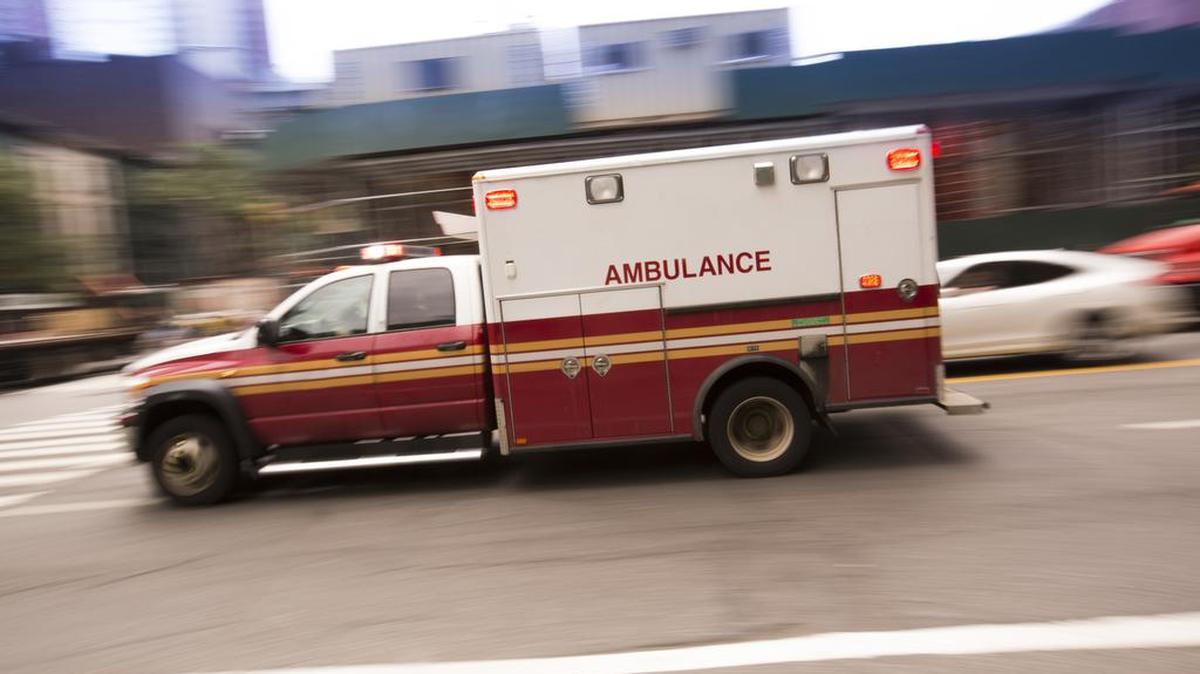 Un adolescente y un hombre de 74 años debieron ser transportados a dos hospitales del Condado Broward después que, según dijeron las autoridades, fueron sacados inconscientes de las piscinas de dos casas a sólo minutos de diferencia uno del otro, reportó el canal WSVN7.