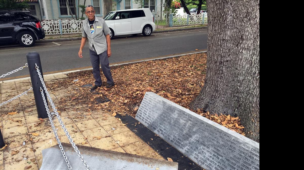 
Luis Infante, presidente de la organización Presidio Político Histórico Cubano, muestra el daño causado al monumento a los presos políticos en La Pequeña Habana.
