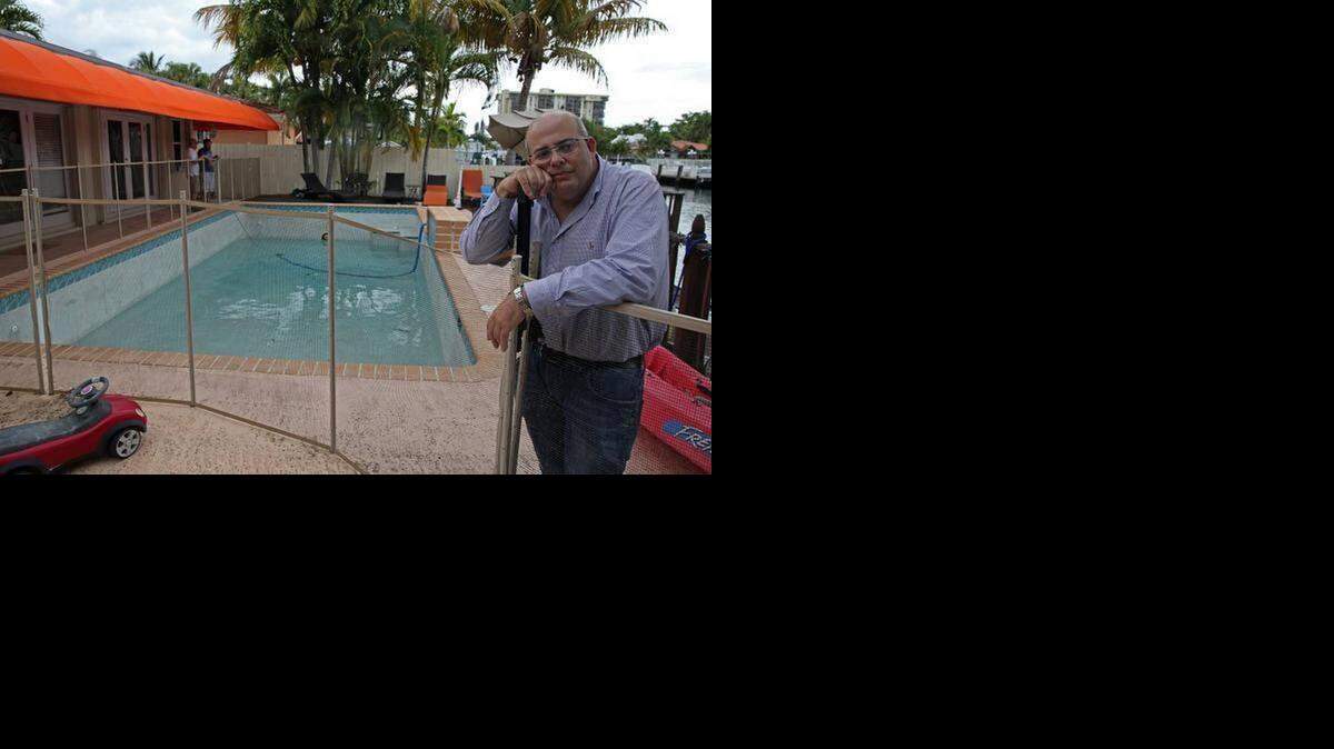 
Christopher Sloan en su casa de Keystone Point con la piscina donde su hijo Calder murió electrocutado al tocar una luz del fondo.


