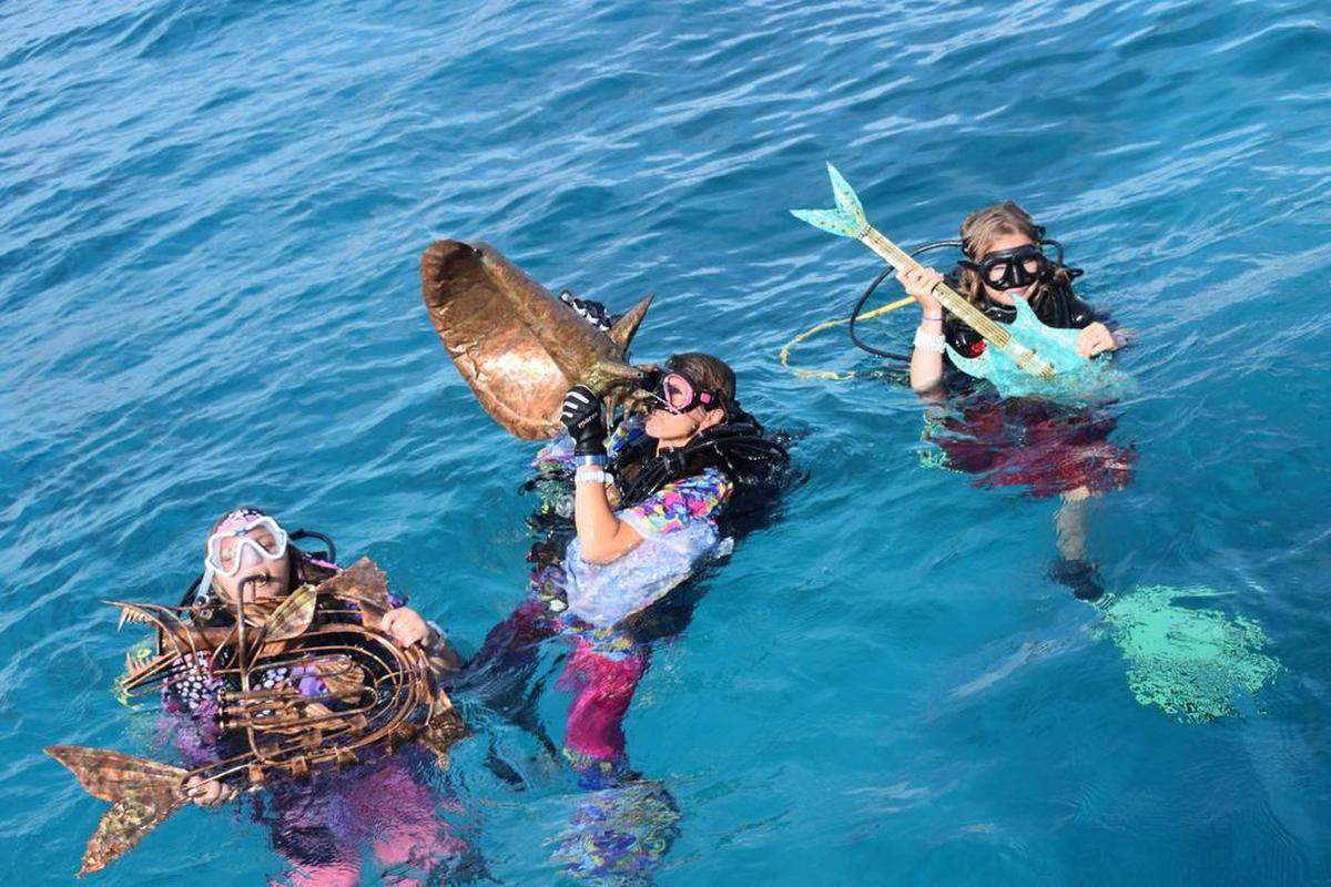 Un grupo de buzos participan en el Underwater Music Festival el sábado 8 de julio de 2017, en Los Cayos de la Florida (EEUU).