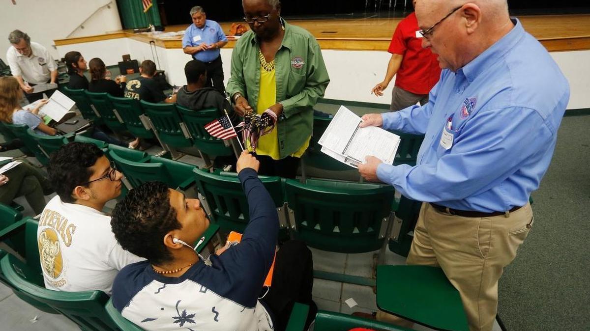 Estudiantes de la secundaria Sickles High, en Tampa, se prerregistran como votantes sin partido en una campaña de votantes en su escuela, incluso después de que empleados de elecciones de Hillsborough le dijeron que no podrían votar en las elecciones primarias de ningún partido.