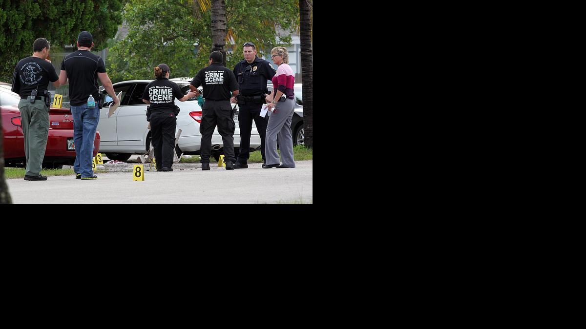 
Agentes de policía investigan el lugar en donde ocurrió un tiroteo que dejó un muerto y un herido, el viernes en North Miami Beach. 
