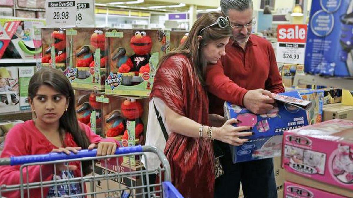 Una familia hace compras navideñas en Toys R Us, el día de Acción de Gracias del año pasado.