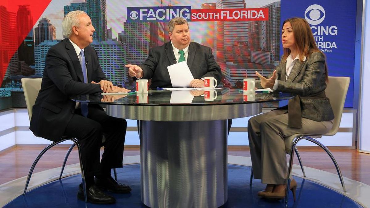 El alcalde de Miami-Dade, Carlos Giménez (izq.), debatiendo con su contrincante, Raquel Regalado, en el programa “Facing South Florida” de Jim DeFede, el domingo.