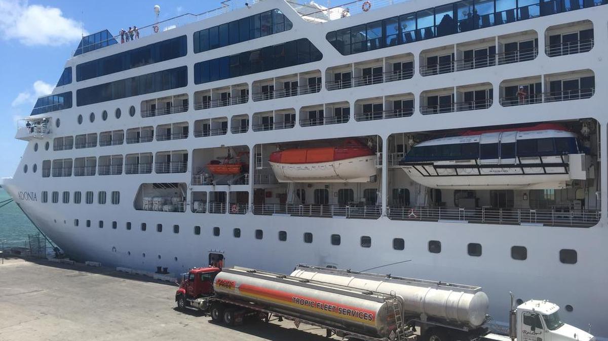 El barco Adonia de Fathom, filial de la empresa estadounidense Carnival, tiene previsto levar anclas a las 3:30 pm (19H30 GMT) el domingo, con unos 700 pasajeros a bordo en el puerto de Miami. Destino: La Habana.