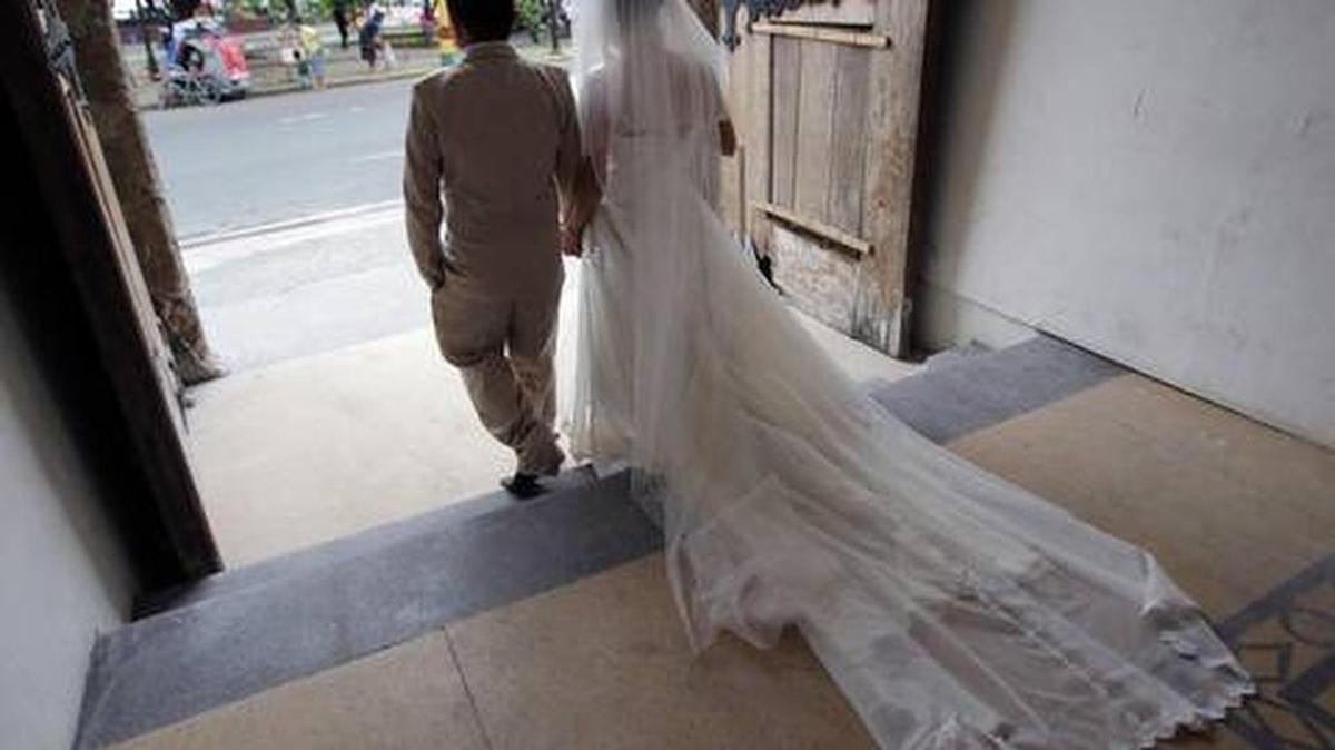 Unas 40 personas han sido acusadas en una de las mayores tramas de matrimonios amañados en la historia del sur de la Florida. Los matrimonios eran entre cubanoamericanas y rusos indocumentados. A las mujeres les pagaban unos $5,000 por el “casamiento”.