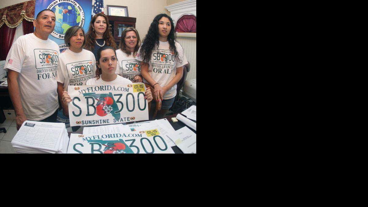 
De izquierda a derecha, Jorge Tume y su esposa Carmen Tume de Perú, Nora Sandigo, Nelly Antelo de Uruguay, Cecia Soza de Nicaragua, y sentada la joven Romina Maquia de Uruguay, pidiendo que se aprueben las licencias de conducir para indocumentados. 
