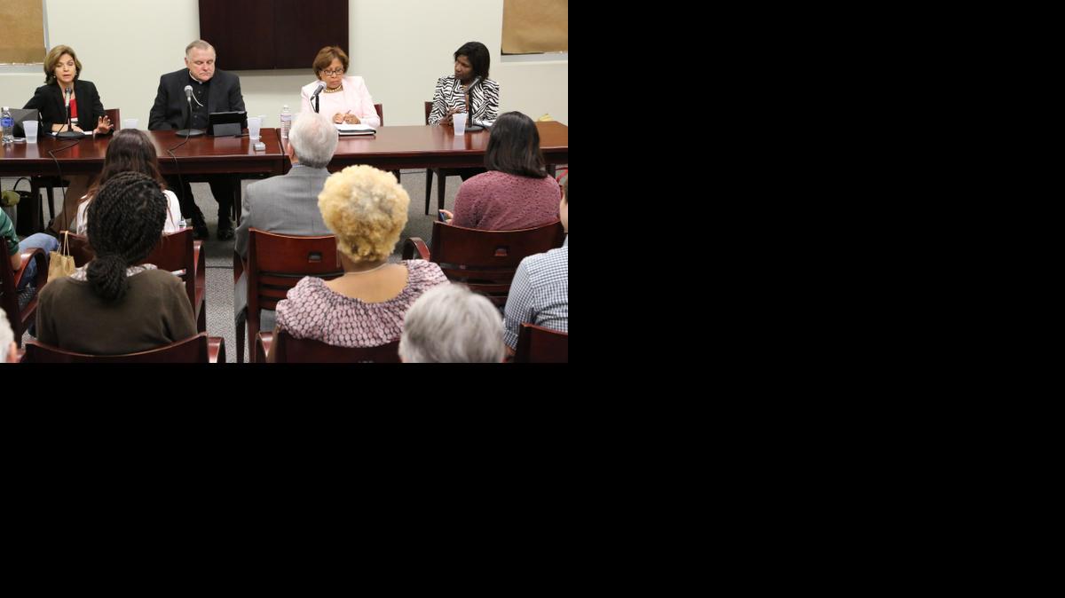 
Miembros del panel discuten el miércoles sobre la reforma migratoria durante un encuentro en la Universidad Internacional de la Florida.



