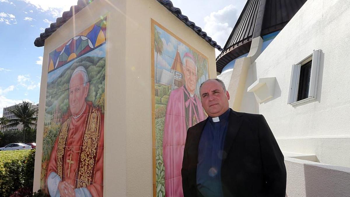 El padre Juan Rumín Domínguez, rector de la Ermita de la Caridad, oficiará una misa el domingo en apoyo al grupo de cubanos varados en Costa Rica.