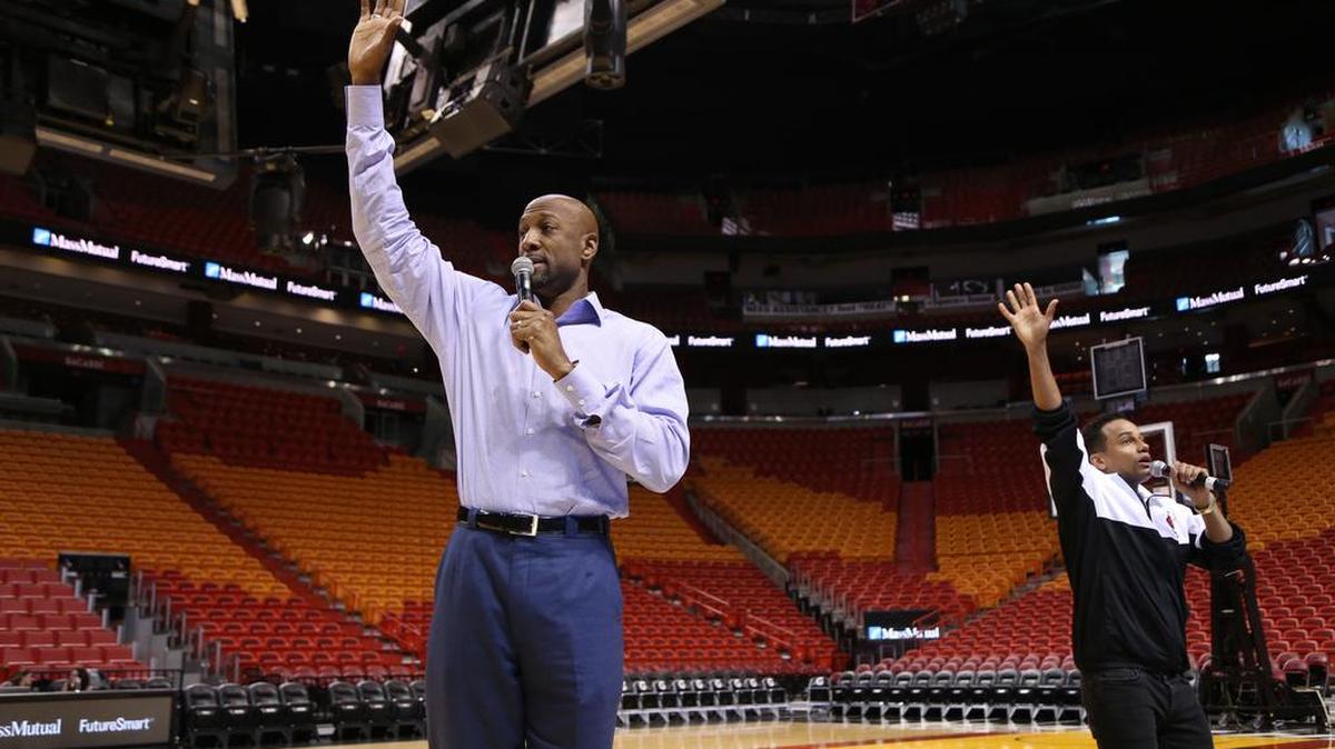 Fotografía cedida en donde aparece el exjugador del Miami Heat, Alonzo Mourning (izq.) y el actor Hill Harper durante el seminario denominado Desafío FutureSmart celebrado hoy, miércoles 20 de enero 2016, en el American Airlines Arena en Miami, Florida. Más de 3,000 estudiantes de Miami, muchos de ellos de origen latino, aprendieron hoy sobre la importancia de la administración inteligente del dinero junto con el actor Hill Harper y el exjugador de Miami Heat Alonzo Mourning.