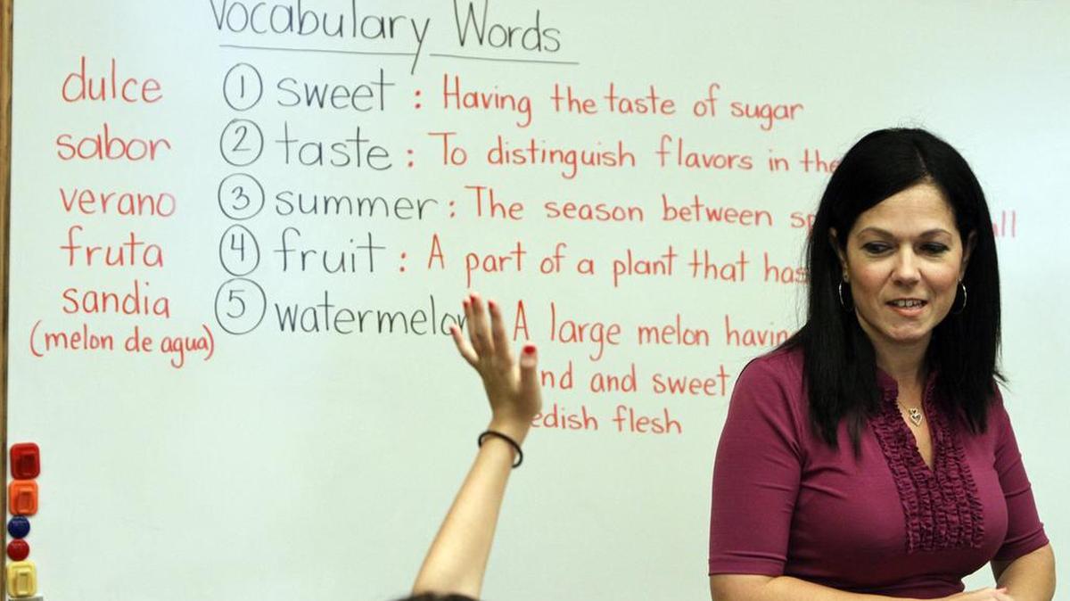 
Alina Fonseca, profesora de cuarto grado, trabaja con sus alumnos durante una clase de español en el Milam K-8 Center. La pérdida del español no es única de Miami-Dade; en muchas comunidades de inmigrantes, el conocimiento de los idiomas maternos se reduce con cada generación. Foto de archivo.


