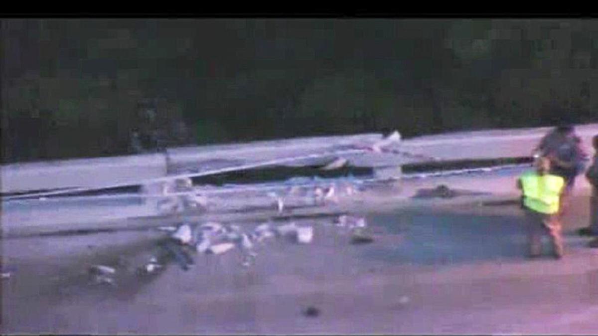 
Los investigadores de accidentes están parados junto a una barrera de concreto rota como resultado de un choque fatal en la SR836 el lunes en la mañana.

