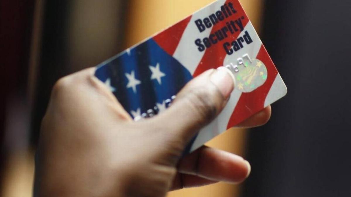 Una tarjeta de sellos de alimentos (EBT/Food Stamps).