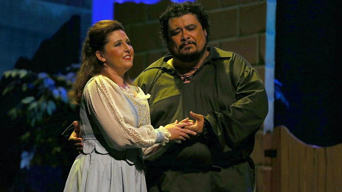 
El barítono cubano Nelson Martínez y la soprano italo americana Gina Galati interpretan a Rigoletto y Gilda en la ópera ‘Rigoletto’, producida por Miami Lyric Opera.
